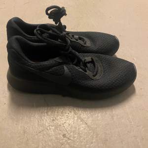 Svarta Nike skor. Storlek 41. Aldrig använda. 