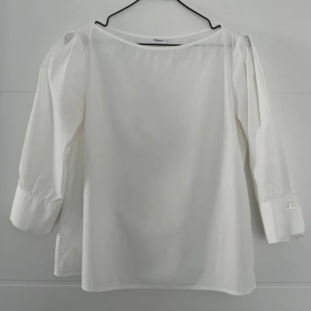 Blus från Filippa K  Storlek: S Material: 100% bomull,    Blus med trekvartsärm. Sydda veck vid axlarna. Manschett med knapp vid ärmslut. Obetydligt använd. . Blusar.