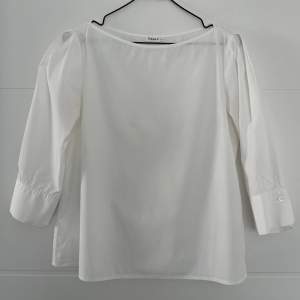 Blus från Filippa K  Storlek: S Material: 100% bomull,    Blus med trekvartsärm. Sydda veck vid axlarna. Manschett med knapp vid ärmslut. Obetydligt använd. 