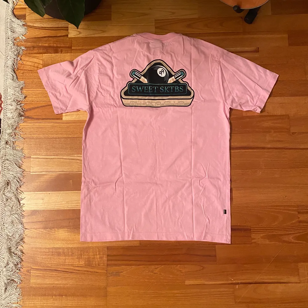 En rosa T-shirt från junkyard. Storlek M. Sitter oversized. Övrigt: pytteliten fläck vid ryggen Cond: 9/10. T-shirts.