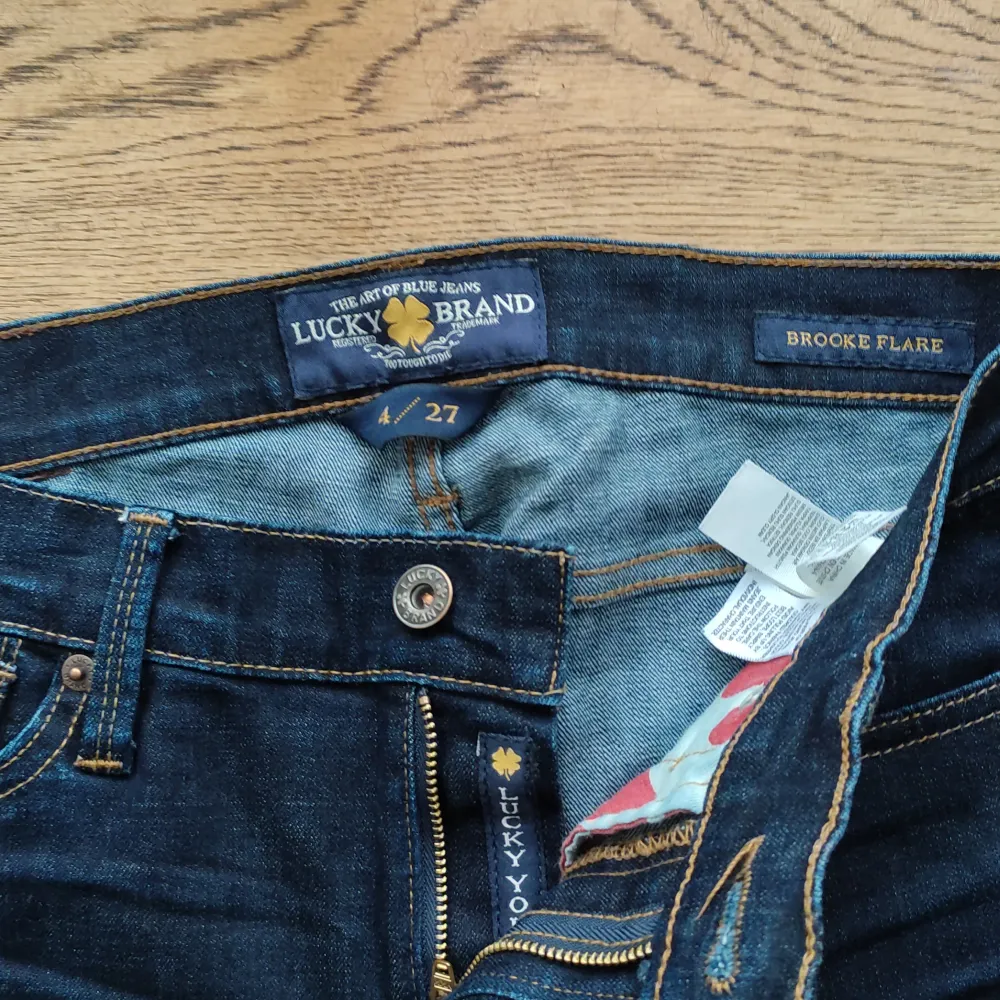 Ett par assnygga bootcut jeans från lucky jeans med feta anmärkningar och features. De har inga defekter och är som nya, pris kan alltid diskuteras vid snabb affär 🍁🍁 står ej för frakt och om ni har frågor, skriv!. Jeans & Byxor.