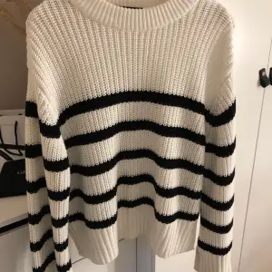 Säljer denna stickade tröjan från Gina Tricot pga att den ej kommer till användning. Storlek: XS (skulle säga att den passar till S också)  Nyskick! 😁Säljer för 250kr!