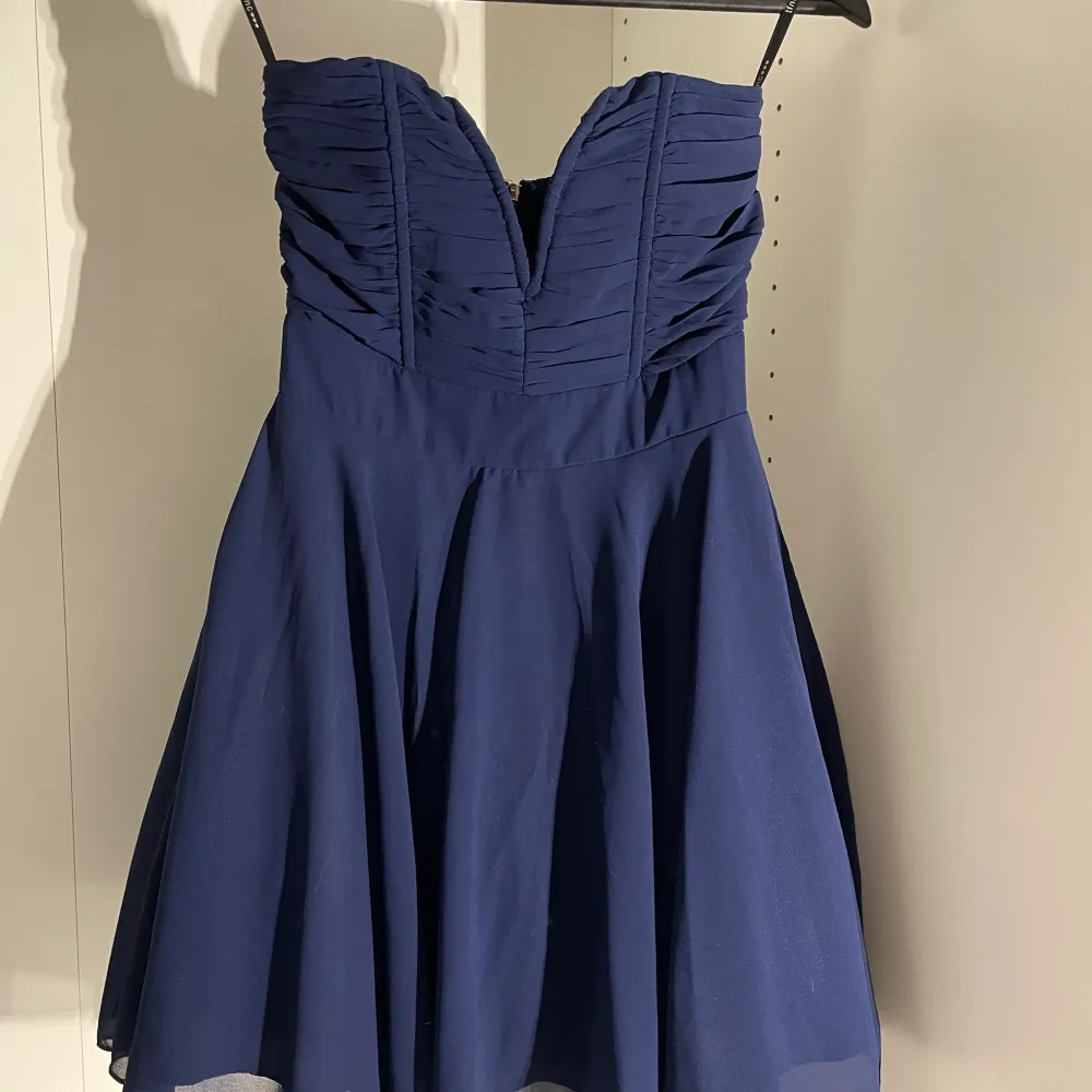 Jätte vacker mörkblå klänning från TFNC London. Storlek   S. Säljes då den är för liten. . Klänningar.