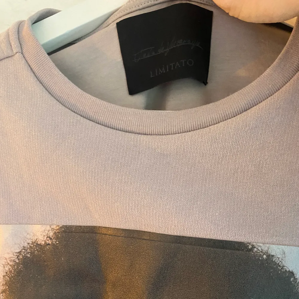 En ljuslila sweatshirt från designermärket Limitato. Storlek M, Nypris 3000:-, Skick 8/10 använd men inga flaws. Fri frakt eller meetup i GBG.. Hoodies.