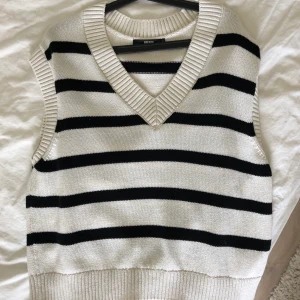 Väst - Lite stockholmsstill isch svensk sommar stil väst feån bikbok🍒 använd enstaka gånger och kommer tyvärr inte till användning längre! Köptes för ca 300kr 