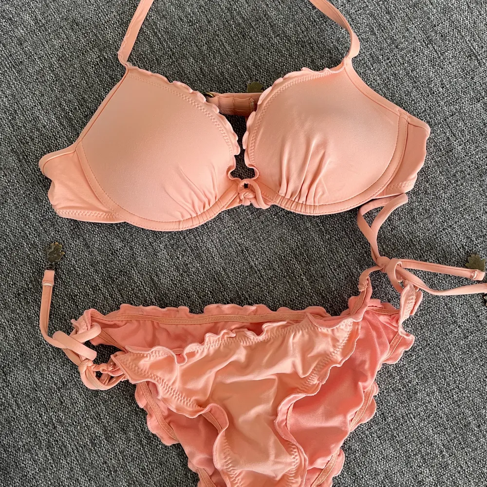 Peach färgad bikini, underdelen är konstigt knuten på bilden bara. Annars använd ca 2 gånger, vid köp tvättar jag självklart den innan. Övrigt.