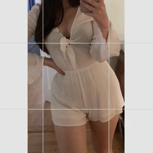 Playsuit - Superfin vit byxdress 