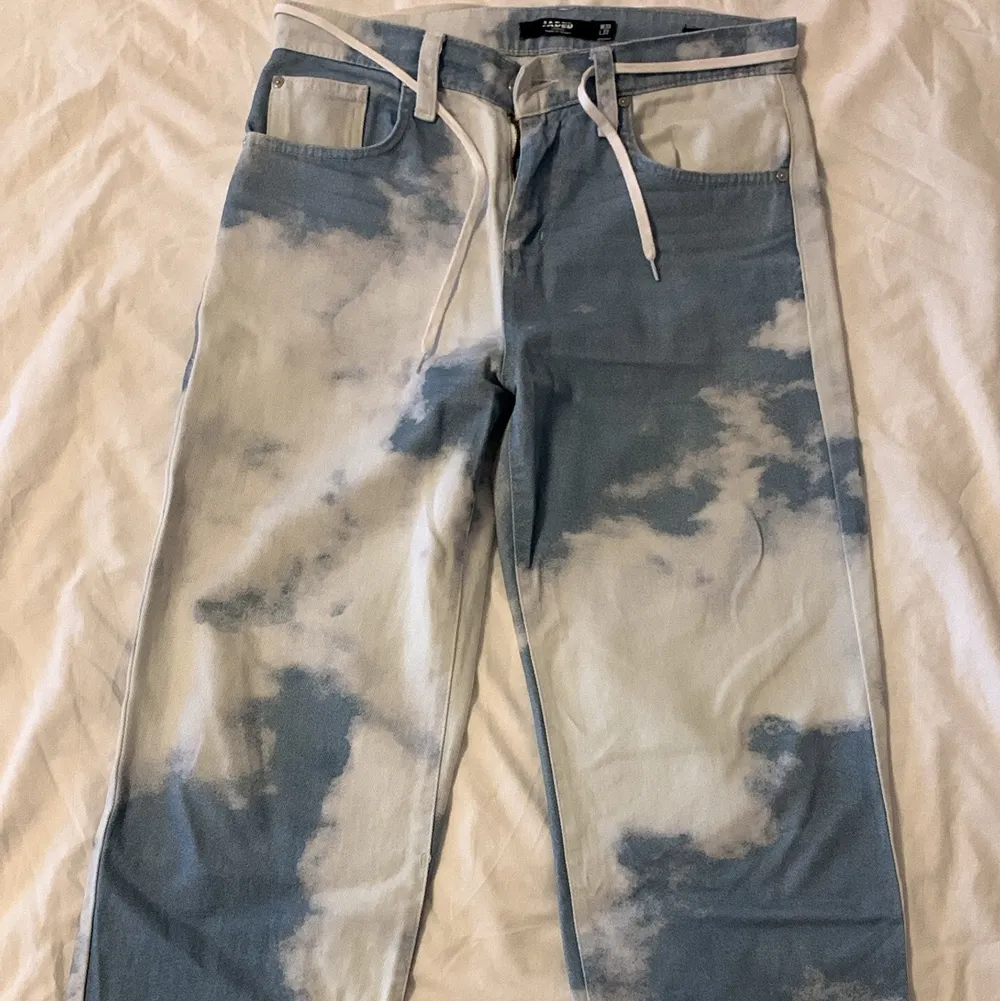 Cloud jeans från Jaded London i storlek 30/32.. Jeans & Byxor.