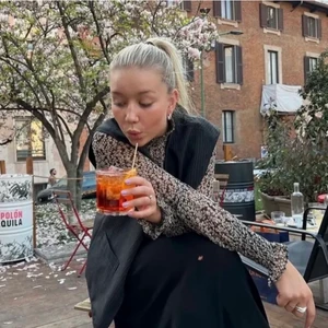 Genomskinlig blus  - En halvt genomskinlig blus. Helt slutsåld blus från ginatrico. Knappt använd, som i nyskick. Säljer för 99kr. Den är i storlek 36.