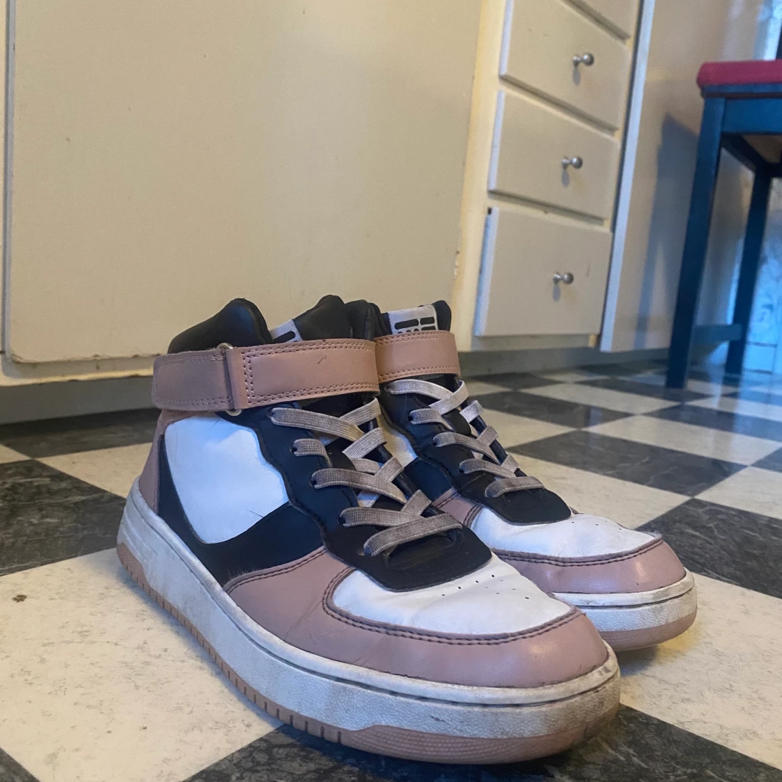 Ett par skor i storlek 36  - 91