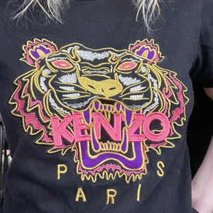 Kenzo tröja  - Säljer min kenzo tröja som jag iprincip aldrig använt. Köpte den för mina födelsedagspengar för ca 2 år sedan och sen så har den mest varit i min garderob för jag inte hade den stilen speciellt länge! 