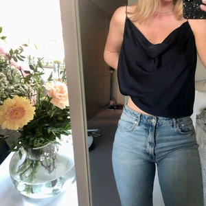 Mörkblå topp - Mörkblått linne i siden med cowlneck! I storlek 36 från GinaTricot!