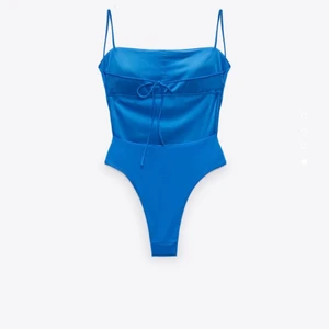 Zara baddräkt - Slutsåld baddräkt med öppen rygg. Lapp kvar så den är oanvänd! 