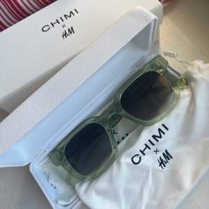 Säljer dessa superfina Chimi glasögon X H&m. Dom är slutsålda överallt och använda max 3 gånger! Det medföljer fodral, putsservett, tygfodral och en kartong (se allt på bild 3) 💕 hör av er vid frågor osv, ifall många är intresserade blir det budgivning! 