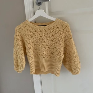 Gul stickad tröja från bikbok, strl M/S - En gul stickad tröja. Ärmarna går ungefär till armvecken där de avslutas med en mudd. I midjan finns även en mudd som ger en fin siluett då midjan upplevs mindre. Tröjan är i storlek M men passar mig som vanligtvis har storlek S. Kan levereras om köparen står för leveransen😊