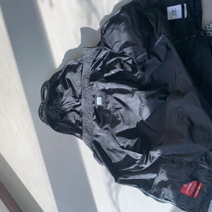 Cp company jacka med googles - Jag säljer en cp company jacka med googles som är i princip helt ny köp för 4200kr i Göteborg på nk säljer den för ja inte använder längre och är lite för liten passar storlek s.