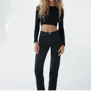 Zara mid rise jeans  - Svarta jeans från Zara i modellen mid rise. Köpta här på Plick men säljer då de tyvärr var för stora för mig. Köparen står för frakten💞💞 Hör av dig vid frågor eller om du vill ha egna bilder!🥰