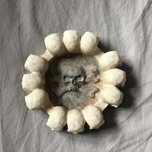 Dödskalle askfat - Ett otroligt coolt askfat som jag köpt secondhand men som inte passar i mitt rum längre så säljer det vidare. (Obs frakt ingår ej i pris)