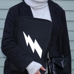 Datorfodral  - Hej, säljer nu detta tok coola datorfodral med en blixt på, stilsäkert fodrall som passar till alla outfits. Nypris var 289kr och säljer nu för 150kr eller rimligt bud💓💓