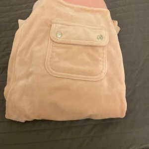 Juicy byxor - Rosa juicy storlek s, har en liten skada men de syns inte är själv 165 och dom är till och med långa, pris kan diskuteras. Kan mötas upp i Örebro men annars fraktar jag och frakten tar vi när vi diskuterar priset i sånna fall.