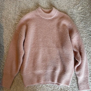 ❗️Rosa  stickad tröja från Gina Tricot❗️ - 💕Säljer denna stickade  glittriga  tröjan från Gina Tricot då den inte används längre. Tröjan är i storlek M, och den passar fint till allt!💕