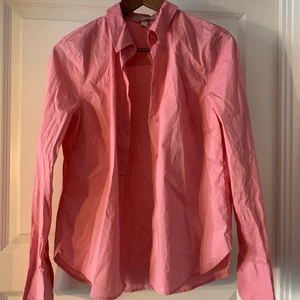 Skjorta H&M - Figursydd skjorta från H&M! Perfekt för att ge en outfit lite mer färg! Är absolut öppen för prisförslag, kan mötas upp i Stockholm och det är bara att skriva för fler bilder!