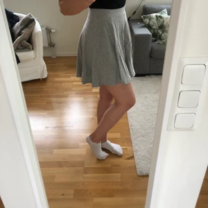 Kjol - Kort, ljusgrå kjol i skatermodell. Stretchig och mjuk bomullsblandning