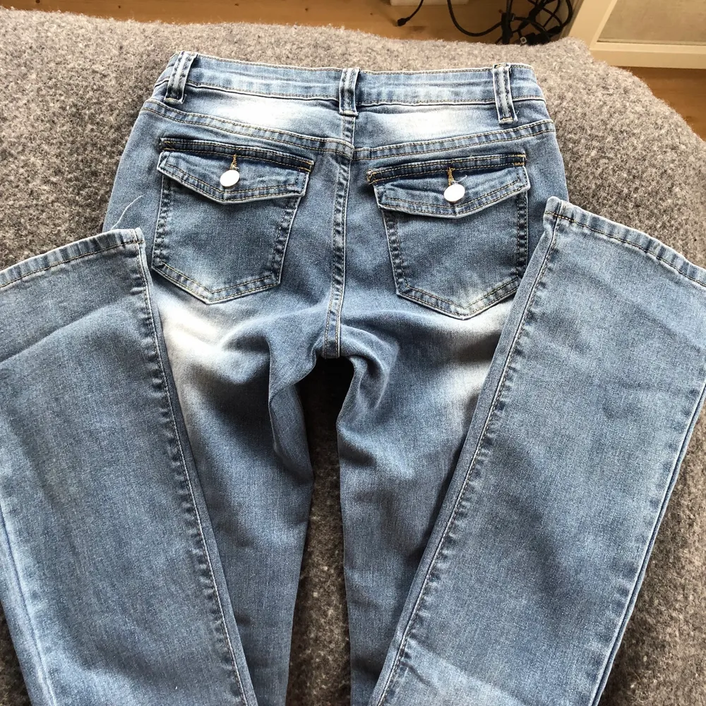 Jag säljer mina low waist byxor från SHEIN eftersom att jag råkat köpa två. Dem är i st xs men är ganska stretchiga så kan vara s. Pris kan diskuteras 💕💕. Jeans & Byxor.