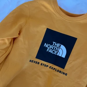 The North Face tröja - En The Nort Face tröja med så härlig färg, tyvärr har jag endast använt denna en gång och känner nu att jag vill sälja den då den inte kommer till användning🧡 