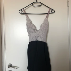 Playsuit med brodering  - Jättesöt playsuit med brodering, aldrig använd och i mycket gott skick!                                                               Köparen står för eventuell fraktkostnad ❣️