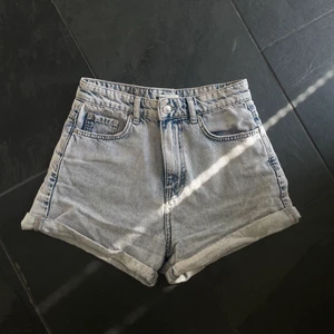 Jeansshorts från Ginatricot - Snygga shorts från Ginatricot som tyvärr har blivit försmå för mig, i storlek 34!