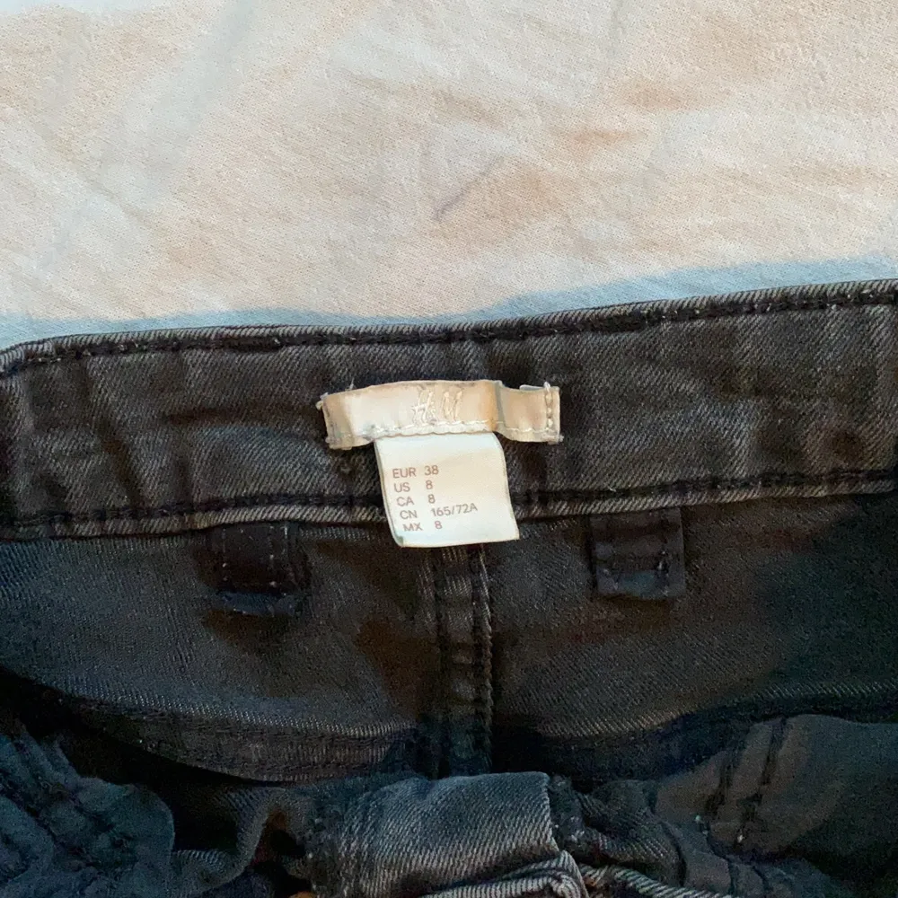 Svarta jeans short från H&M, använda några gånger men fortfarande fina. I storlek 38 men passar mig som är en M/L i byxor! . Shorts.