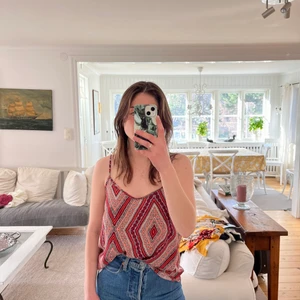 Mönstrat linne - Somrigt linne från Hollister i fint mönster, svalt och skönt. Stl S. Polyester. Utan anmärkningar  🌷 100 kr inkl spårbar frakt