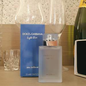 Dolce & gabbana, Light blue intense. 25 ml, full flaska. Rekommenderat pris - 595 kr. Mitt pris 350 kr + frakt🤍