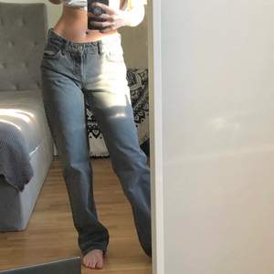 Gråa jeans från Zara i modellen low waist straight jeans, helt oanvända! säljer för 300 kr