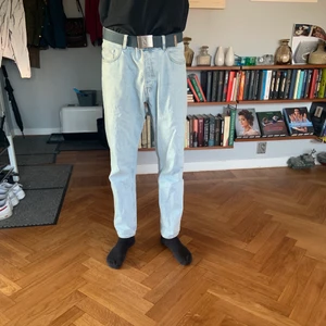 Weekday jeans storlek 34 - Weekday jeans, nypris 500kr, liten oljefläck på höger bakficka