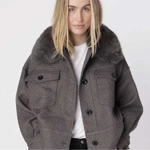 Meotine jacka - Hjälper en kompis sälja hennes så fina jacka. Superpopulär och omöjlig att få tag i. I storlek M/L men sitter snyggt på en S med som på bilderna. 🤍 Samma storlek Alva Blomdahl har på sin. Fraktar eller möts upp i Göteborg 🙌🏼