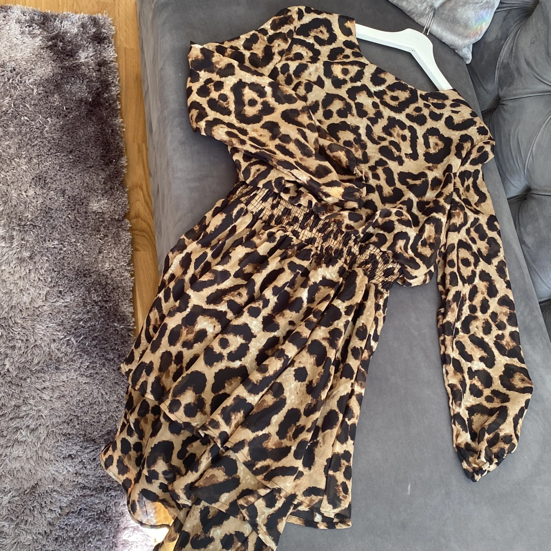 Leopard mönstrad klänning i storlek m  - 90