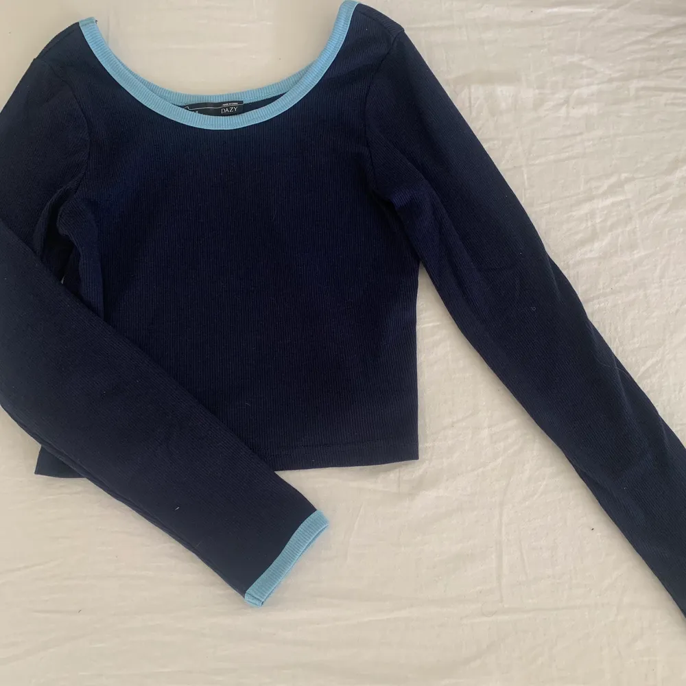 En jättefin mörkblå långärmad tröja som har ljusblåa detaljer som är från Shein. Den är i storlek M, men skulle säga att den passar S mer. Säljer den endast för 50💕💕💕säljer för att jag är storlek M så den är lite liten så är aldrig använd. . Tröjor & Koftor.