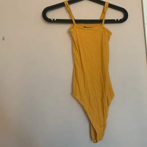 Säljer detta gula linnet som man knäpper mellan benen den är från Bikbok och i stolek xs 