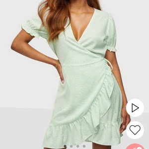 Nelly printed wrap dress - Superfin klänning i Stl 34 som är väldigt lite använd och i fint skick. Säljes då jag knappt använt den🌸 köpare betalar frakten.