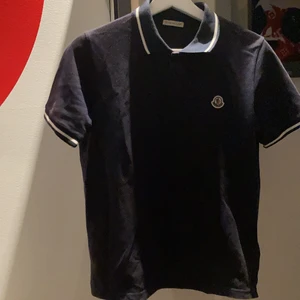 ÄKTA MONCLER PIKÉ - Nyskick ändast använd två gånger. Köpt för ca 1700kr på NK i gbg för ett år sedan, mitt pris 1000kr (pris kan diskuteras!) Strl 14år-164cm