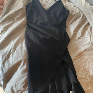 Svart klänning - Säljer min svarta klänning, använt några gånger. Har en ”slit” vid benet, går ungefär ner till knäna 