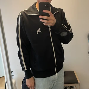 Axel arigato tracktop - Axel arigato tracktop i strl S, inte använd så mycket dock har färgen på dragkedjan börjat tappa lite men annars inga andra bekymmer. Nypris: 1700kr, mitt pris: 700kr