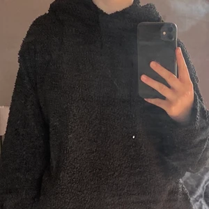 Hoodie i teddy material  - Nytt skick! Endast använd en gång, köpare betalar frakt❤️‍🔥