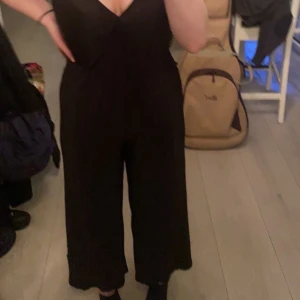 Jumpsuit från Gina tricot, storlek XS - Säljer denna för den är för kort i benen super fin jumpsuit och sitter jättefint. Säljer för 100kr och köparen står för frakten annars kan jag mötas upp i Uddevalla eller Munkedal💚