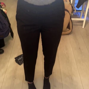 Kostymbyxor från OBJECT, storlek 26 - Säljer dessa fina kostymbyxorna från OBJECT, aldrig använt nästan. Säljer för 90kr. Köparen står för frakten eller så möts vi i Uddevalla eller Munkedal hör av dig om du är intresserad tack🤎