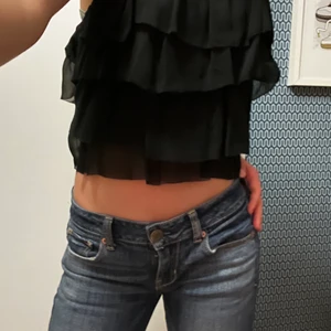 American Eagle Lowaisted jeans - Säljer mina super fina lowaisted jeans från american eagle! Egenklippt slits, skriv till mig om ni har frågor eller vill ha fler bilder!❤️‍🩹