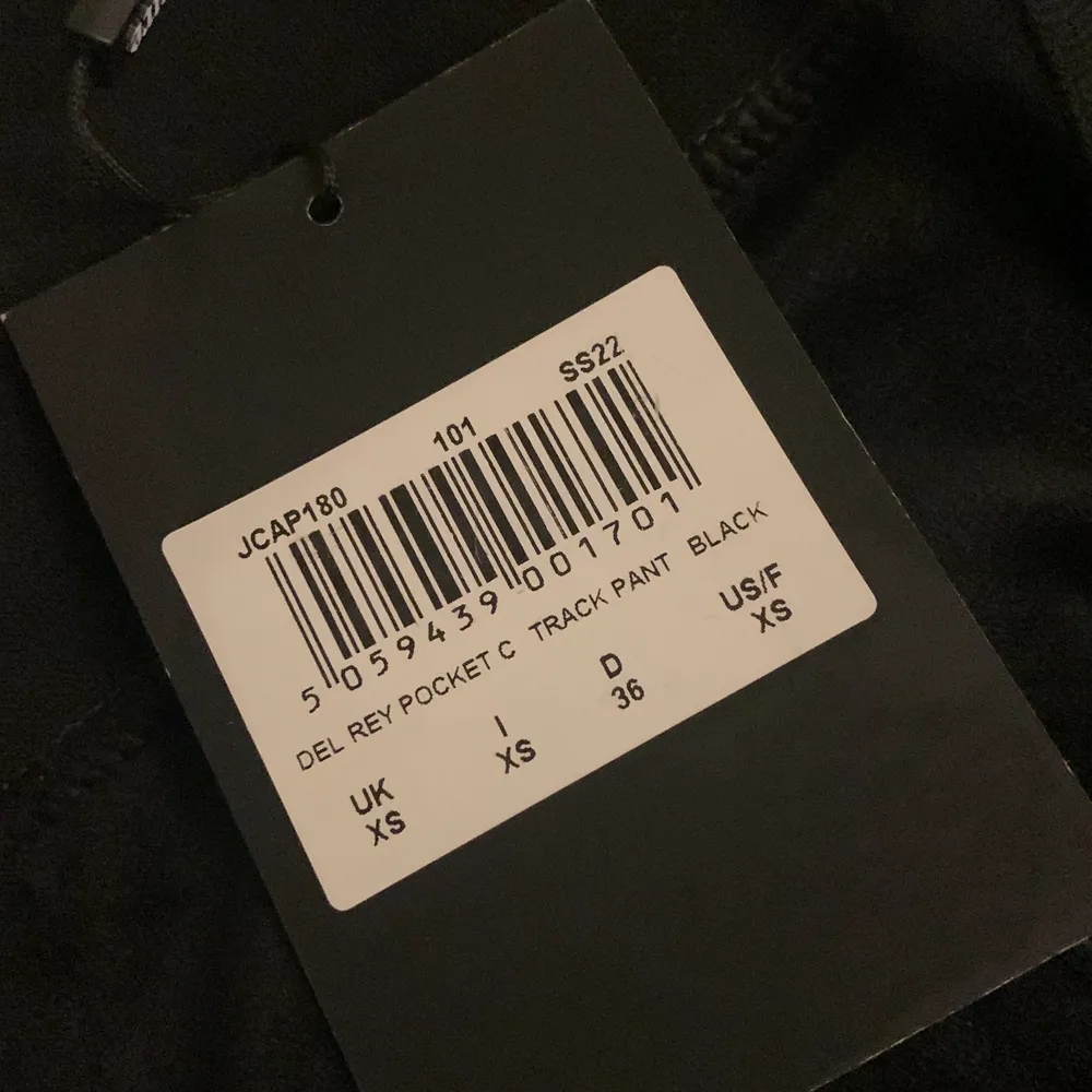 Säljer svarta juicy couture byxor storlek xs helt nya, aldrig använda och lappen är kvar. 850 eller bud plus frakt. Kan även byta till de flesta färger, i XXS. Jeans & Byxor.