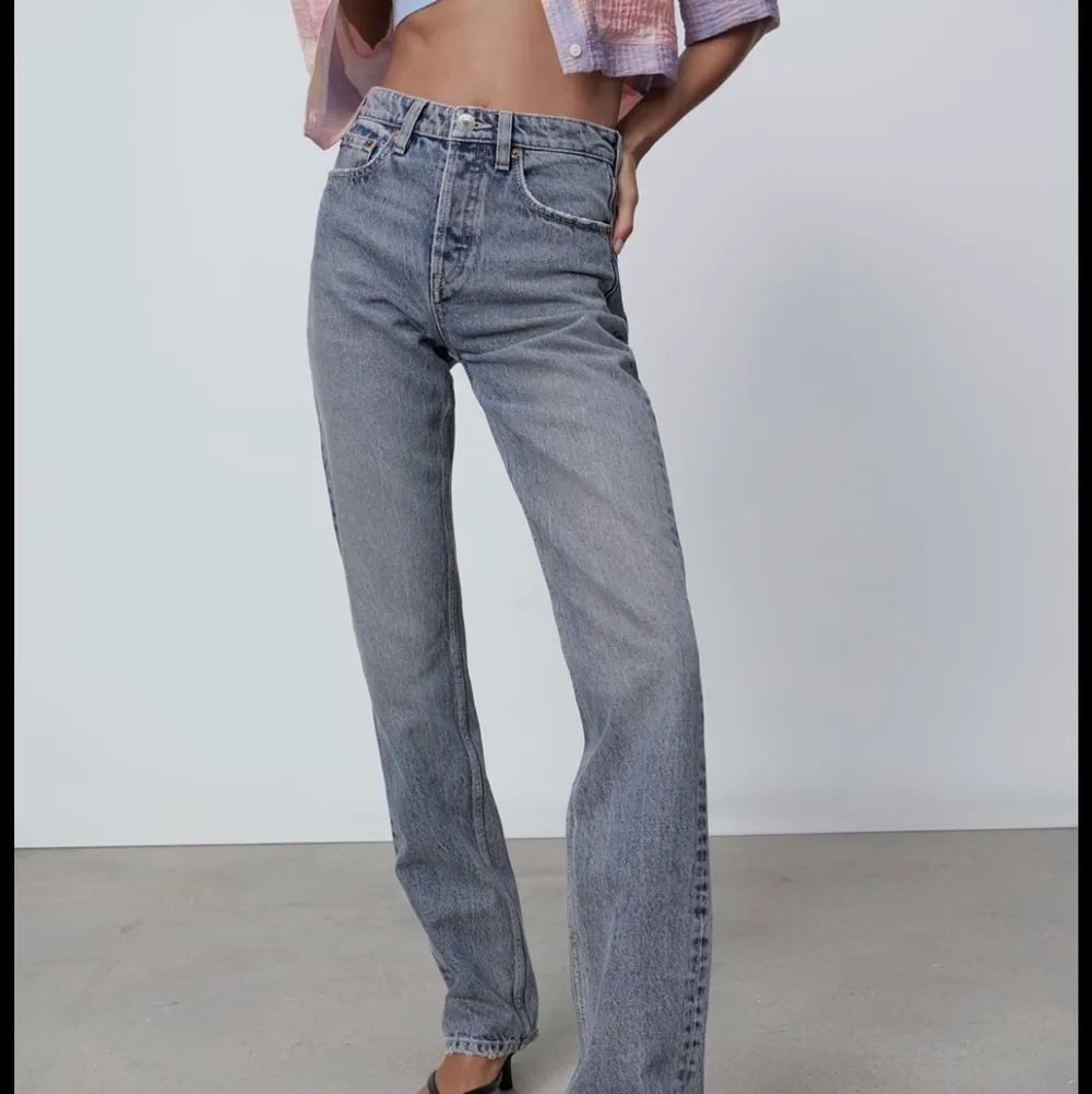 Säljer dessa så trendiga jeans från zara som är slutsålda. Modellen heter mid rise straight blå/grå. Första bilden är lånad men det är samma modell! Använda fåtal gånger!!Skriv för fler bilder💙 storlek 32 men tycker de är mer som 34. Jeans & Byxor.